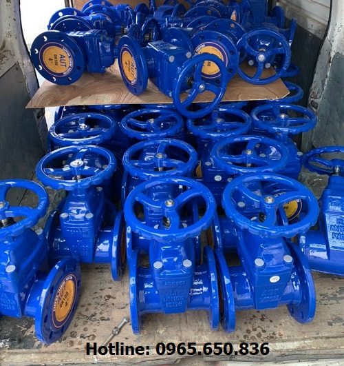 Van cổng ty chìm tay quay vô lăng